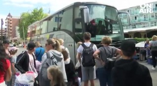 Извеждат масово украинци с автобуси от хотелите в Слънчев бряг