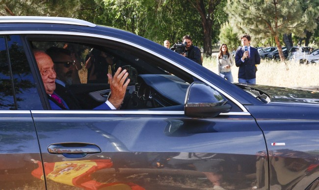 Испания посрещна Хуан Карлос с протести