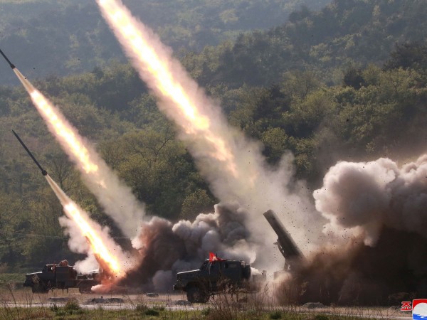 Северна Корея е изстреляла в сряда три балистични ракети, съобщи