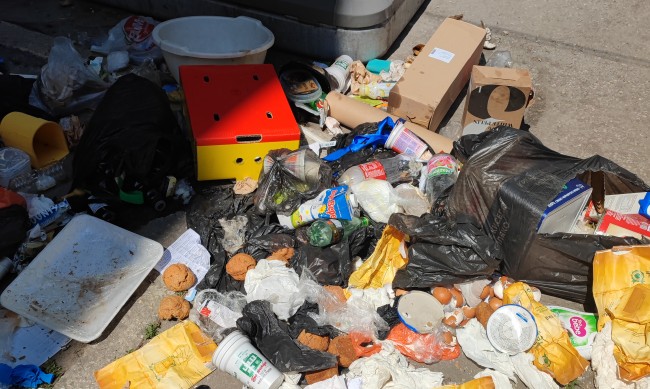 От Варна: Заведение продължава да си изхвърля боклука извън кофите