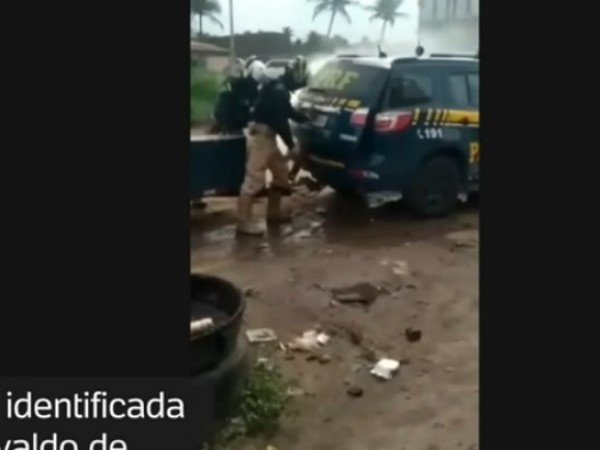 Видеоклип, на който се вижда как двама пътни полицаи задушават