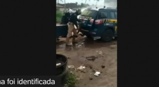 Видеоклип на който се вижда как двама пътни полицаи задушават
