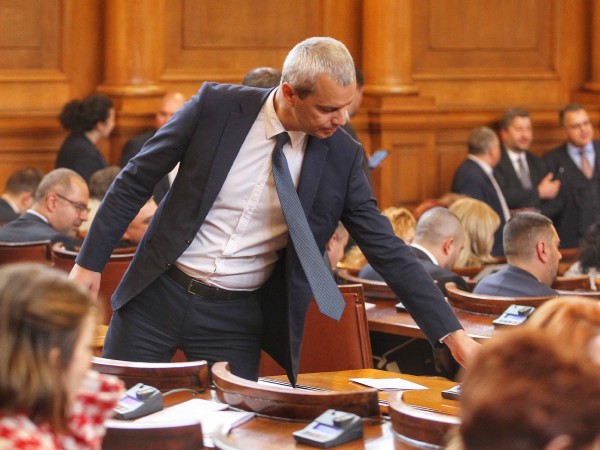 Лидерът на "Възраждане" Костадин Костадинов смята, че обвързването на България