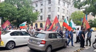 Привърженици и активисти на ВМРО излязоха на протест пред сградата