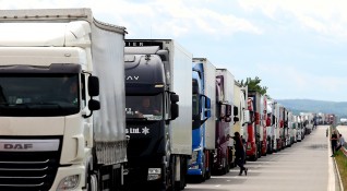 Стотици товарни автомобили са се струпали на турския ГКПП Хамзабейли