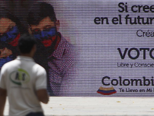 Колумбийците гласуват днес на президентски избори, предаде Франс прес. Близо