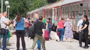 От заявени 140 украински бежанци на ЖП гара Варна тази