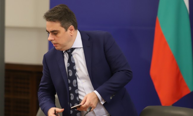 Асен Василев: Предстоят години на високи цени, няма да падат драматично