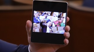 Депутатът Христо Петров Ицо Хазарта показа среден пръст в пленарната