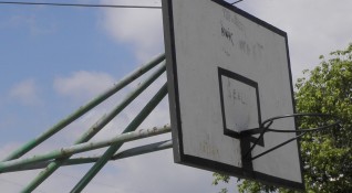 Баскетболен кош падна и рани тежко 16 годишен тийнейджър във Враца