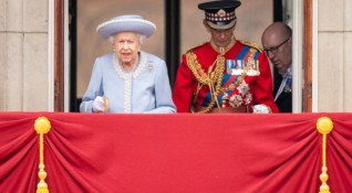 Синият цвят беше изборът на кралицата за специалното тържество Trooping