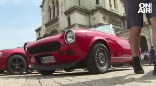 Парад на класически автомобили събра десетки почитатели на ретро колите