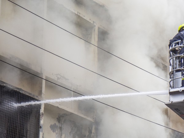 Най-малко 34 души загинаха при пожар и експлозия в склад