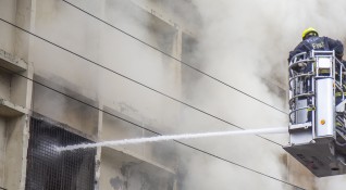 Най малко 34 души загинаха при пожар и експлозия в склад