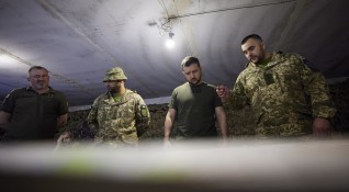 Зеленски посети фронта руски генерал убит в Донбас Лондон праща
