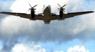 Малък двумоторен самолет Beechcraft с двама души на борда прелетя