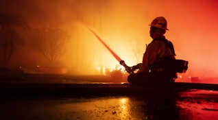 Горски пожар в планините в Южна Испания е наложил евакуацията