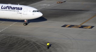 Най голямата германска авиокомпания Lufthansa отменя около 900 вътрешни и европейски