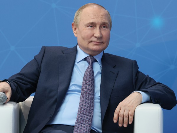 Руският президент Владимир Путин отдаде почит на цар Петър Велики