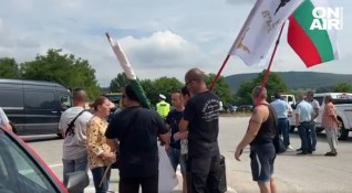 Жителите на община Стражица блокираха тази сутрин главния път София