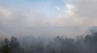 Огромен облак от дим се издигна късно снощи след експлозия