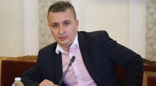 Министърът на енергетиката Александър Николов каза че има три групи
