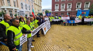 Полицаи и надзиратели излязоха на протест в София Той започна