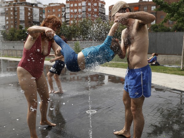 Докато у нас валят дъждове и температурите падат, в Испания