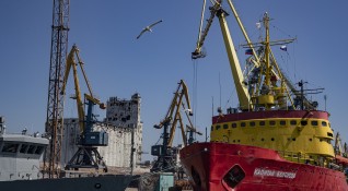 Десетки кораби с украинско зърно чакат от дни да влязат