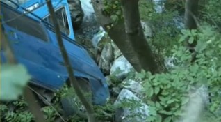 Остава опасен пътят между село Сушица и община Симитли Причината