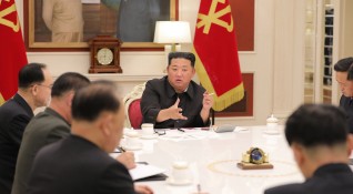 Севернокорейският лидер Ким Чен Ун и най близките хора от обкръжението
