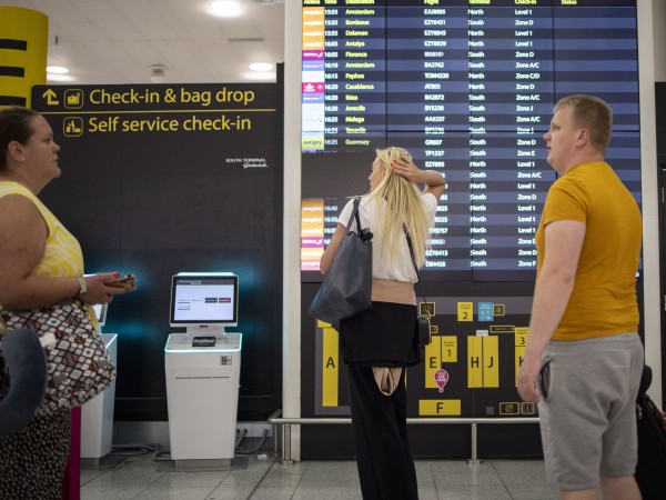 Британското правителство търси варианти за намиране на персонал за летищата