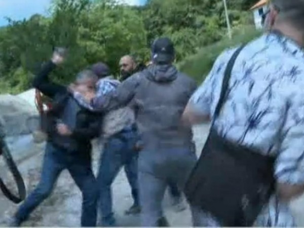 Нападнаха екип на БНТ в Босилеград, Сърбия. Той беше посрещнат