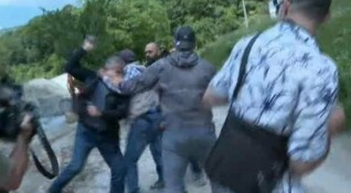 Нападнаха екип на БНТ в Босилеград Сърбия Той беше посрещнат