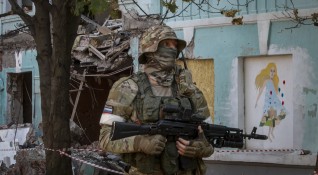 Разхождайки се из Киев в новото си украинско военно облекло