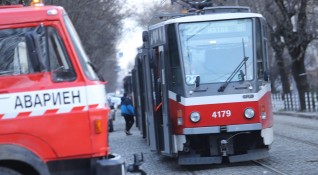 Тежка катастрофа в София Трамвай блъсна кола спряла на релсите