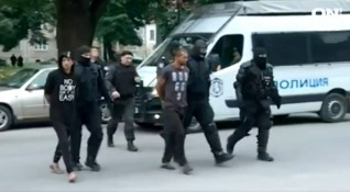 След нападение над полицаи в ромската махала в Самоков започна