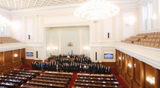 Парламентът в България се превърна в мястото към което всички