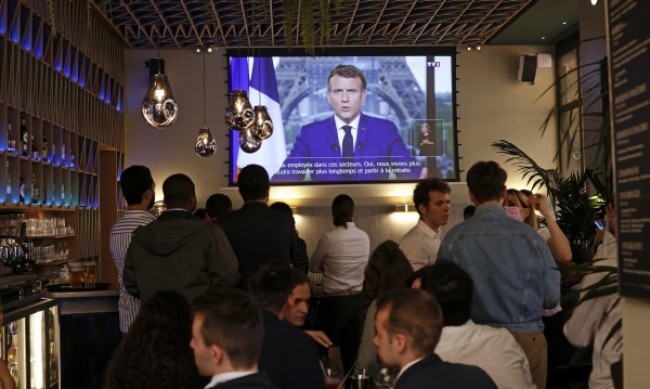 Французите гласуват в своеобразен тест за Макрон