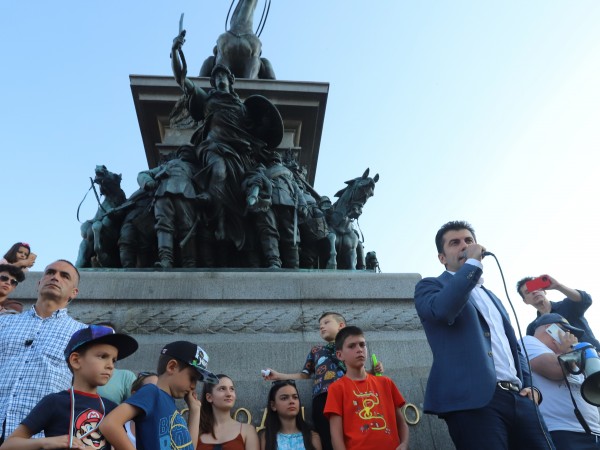 Премиерът Кирил Петков излезе на площада пред парламента и се