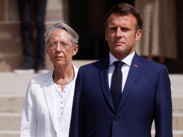Френската министър-председателка Елизабет Борн връчи оставката си на президента Еманюел