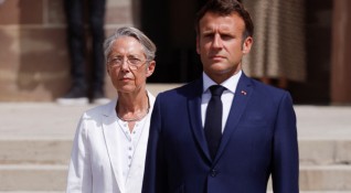 Френската министър председателка Елизабет Борн връчи оставката си на президента Еманюел
