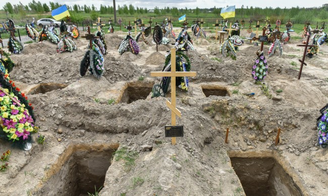 Украинците все още откриват тела в селищата край Буча
