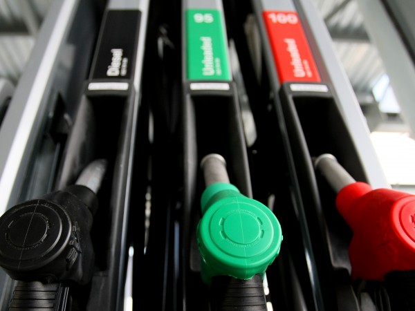 Бензинът и дизелът в България поскъпват значително повече от повишението