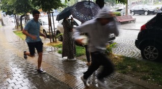 НИМХ обявиха жълт код за гръмотевична буря над София в