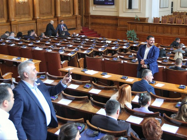 Министърът на икономиката в оставка Корнелия Нинова изрази недоволството си