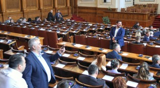 Министърът на икономиката в оставка Корнелия Нинова изрази недоволството си