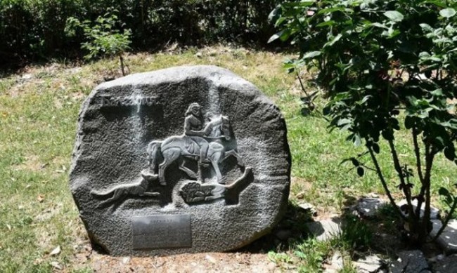 В Скопие поругаха българския паметник на Мадарския конник