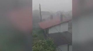 Щети нанесе силна буря която премине през района на София Пострадала