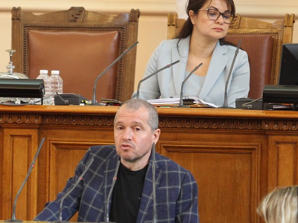 Снимка: Димитър Кьосемарлиев, Dnes.bg След като парламентът при предложението за